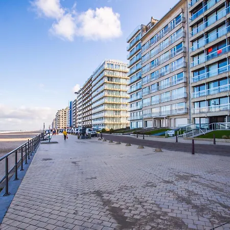 In Belgium Near Seafront & Tram Stop, Cleaning Included Апартаменты Миделкерк